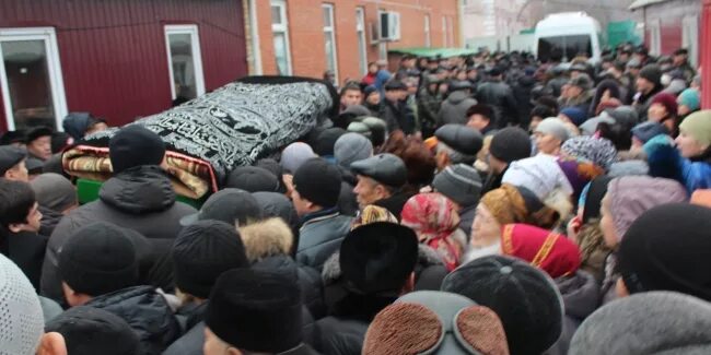 Похороны мусульманина цветы. Похороны мусульманина цветы. Похороны муфтия. Похороны мусульманина цветы. Похороны мусульманина цветы.