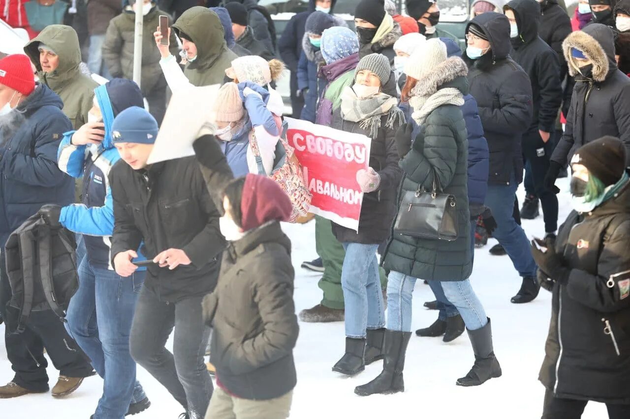 Толпа участников митинга. Митинг в Челябинске 23 января. Митинг дети несанкционированный это. Челябинск толпа. Митинг зимой.