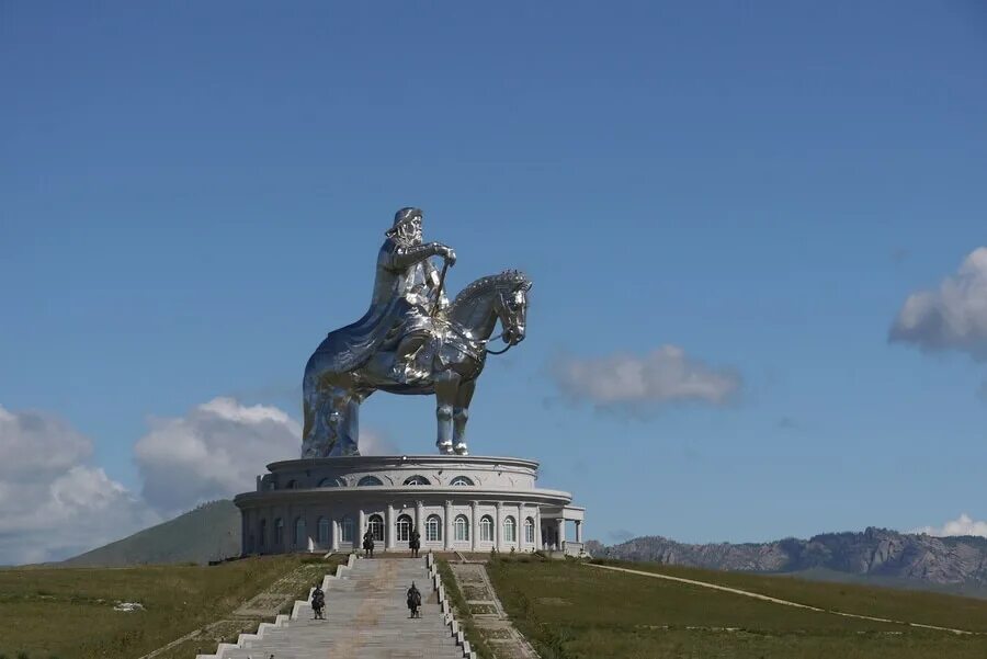 Большие статуи. Памятник Чингисхану в Улан-Баторе. Статуя Чингисхана в Монголии.
