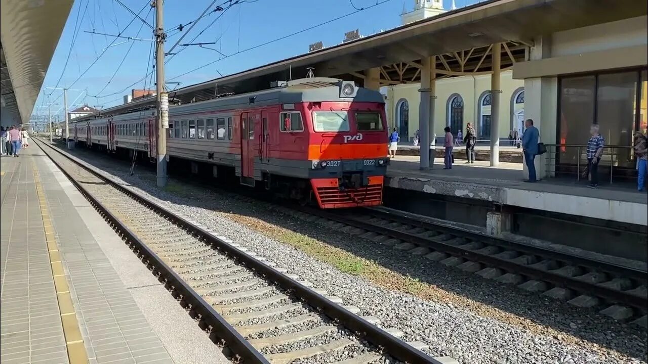 Поезд прибывает на станцию. Эд2т электричка. Ярославль-главный поезд 337йа. Станция Лотошино электричка.