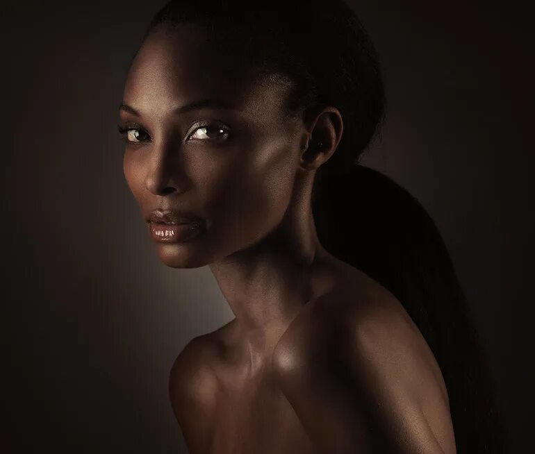 К чему снятся негры. Жасмин бёрджесс. Портрет темнокожей девушки. Темнокожая модель профиль. Фотопортрет негритянка.
