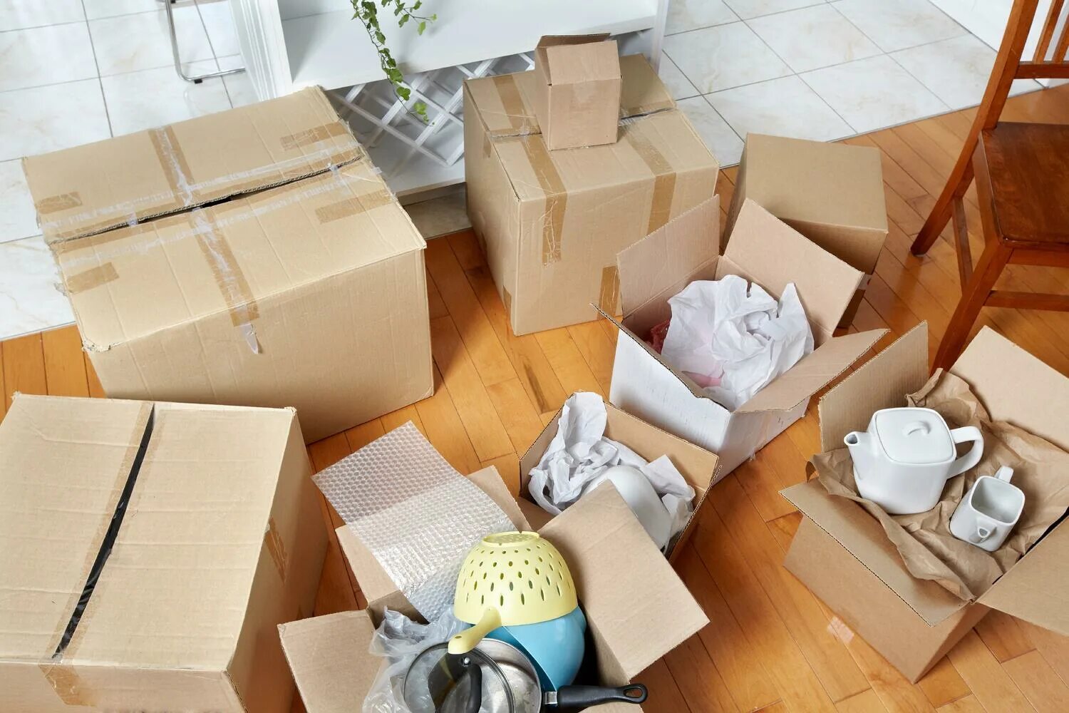 Move package. Коробки для упаковки вещей. Упаковка вещей для переезда. Коробки картонные с вещами. Упакованные вещи в коробки.