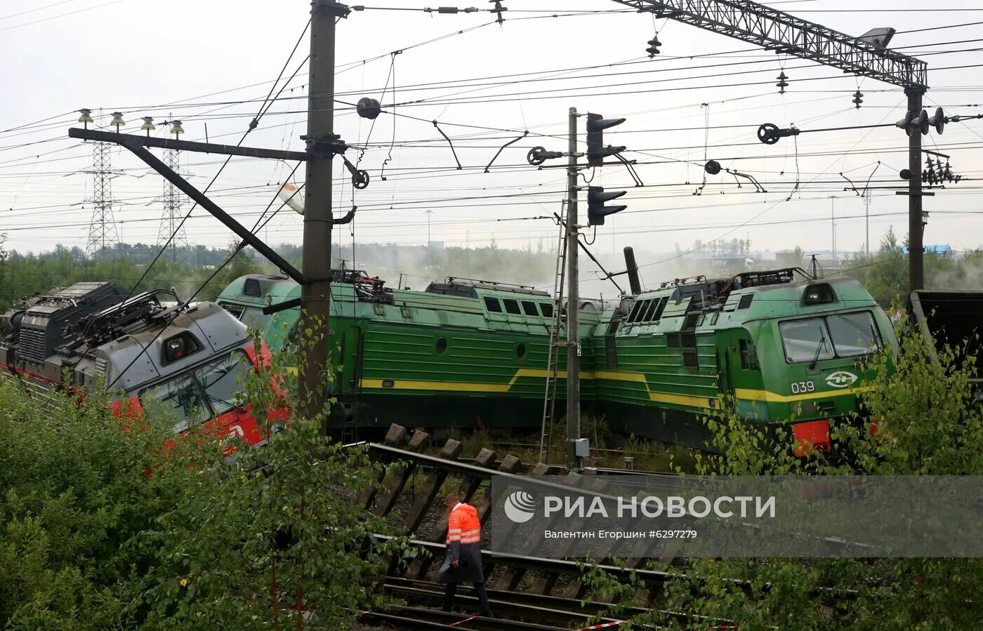 Станция Купчинская крушение поездов. Крушение грузового поезда Санкт Петербург 2020. Столкновение поездов в Санкт Петербурге. Купчинская столкновение поездов. Электровоз тянет