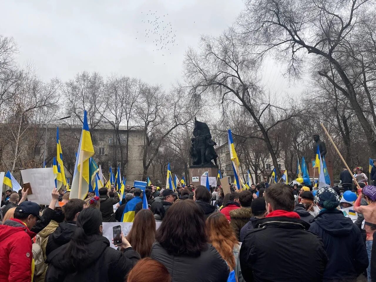 Митинги в поддержку Украины. Украина митинг 2022. Митинг против России в Украине. Алматы митинг. Митинг в алматы