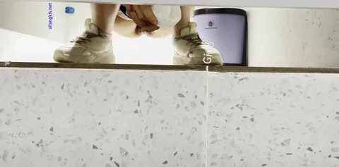 大 叔 潜 入 美 容 院 女 厕 全 景 偷 拍 几 个 美 女 嘘 嘘 还 有 两 个 女 神 级 的 小... 