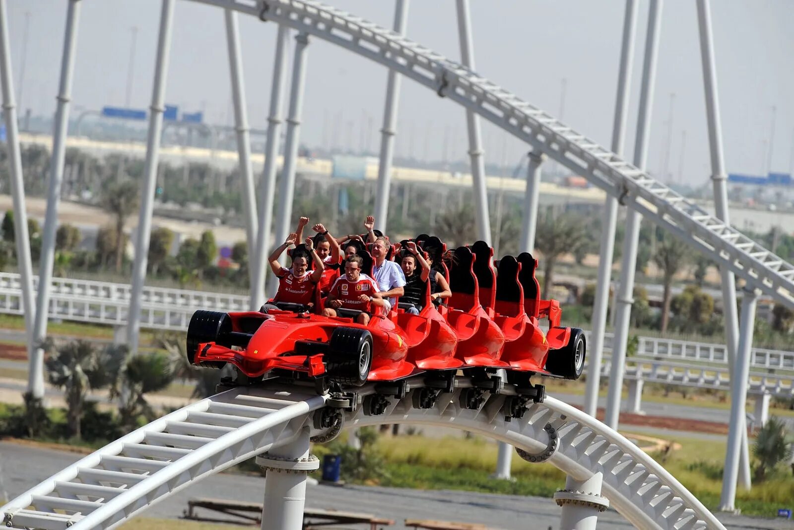 Ferrari World Абу-Даби. Феррари парк Абу Даби. Ferrari World Абу-Даби аттракционы. Феррари парк Абу Даби американские горки.