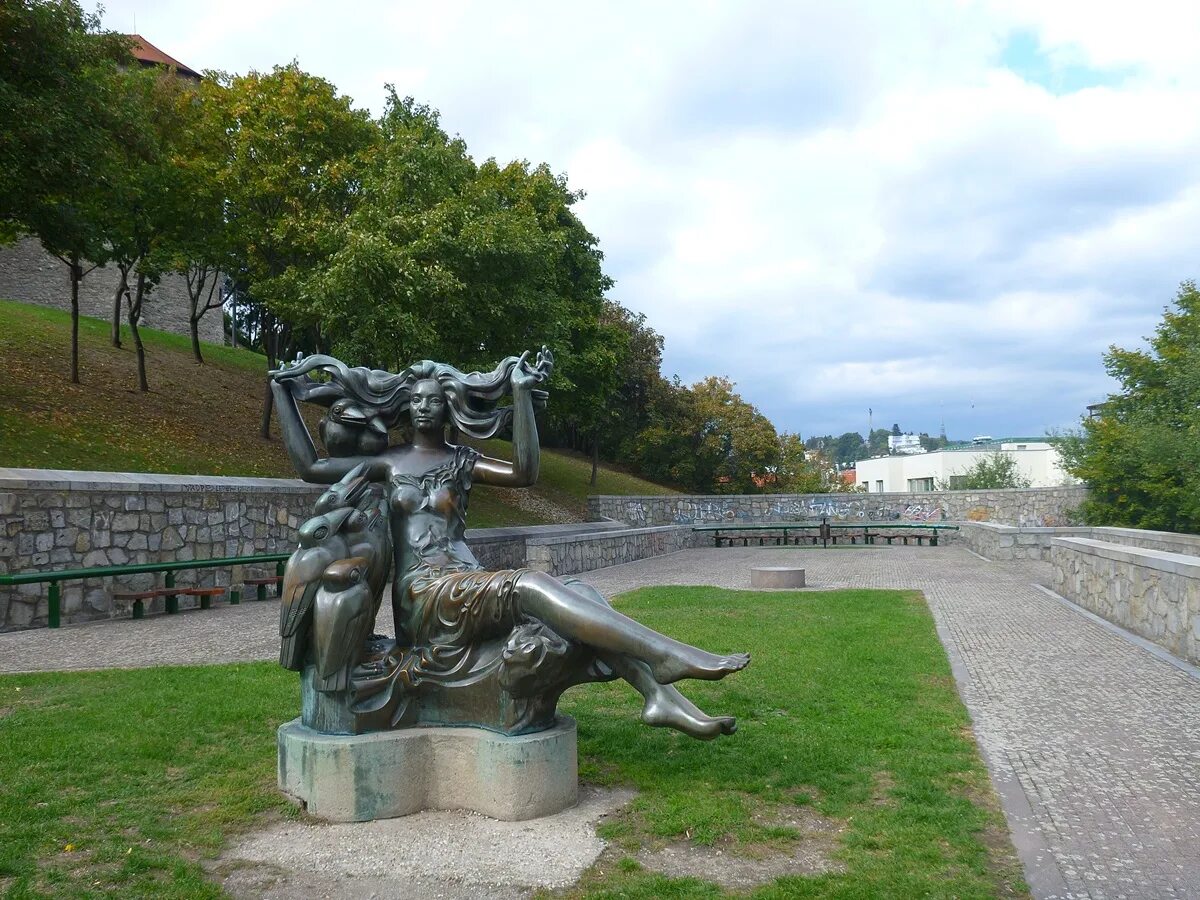 Босорка. Братислава скульптуры. Братислава скульптура ноги. Памятники в Братиславе. Скульптуры Тибора Бартфай.