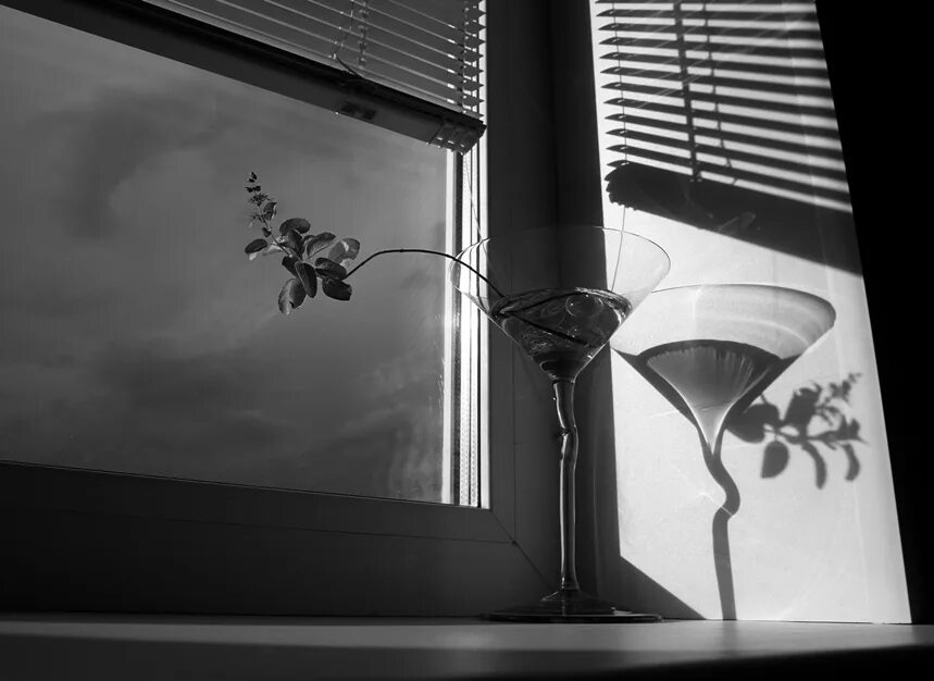 Офис с панорамными окнами. Under your window. Окно в офисе. Кровать около окна. Under your window.