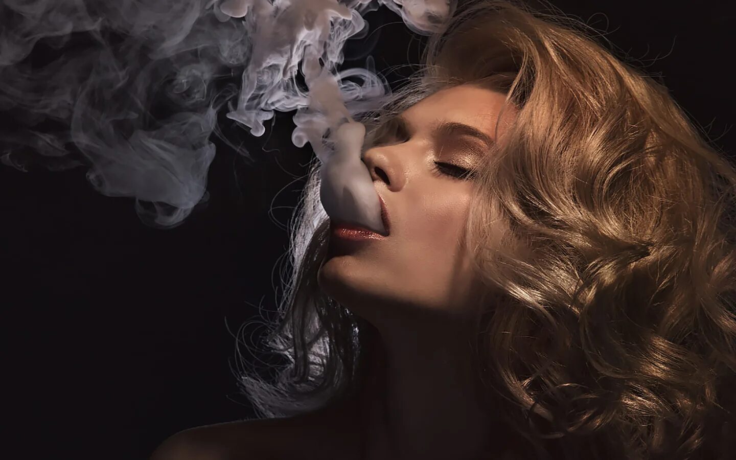 Девушка в дыму. Девочка дым. Красивый дым. Красивая девушка в дыму. Блондинка с сигаретой.