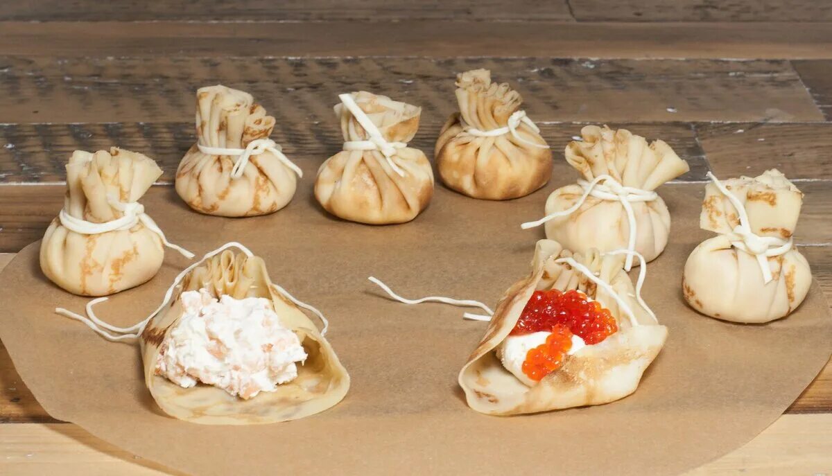 Мешочки из слоеного теста с курицей и грибами