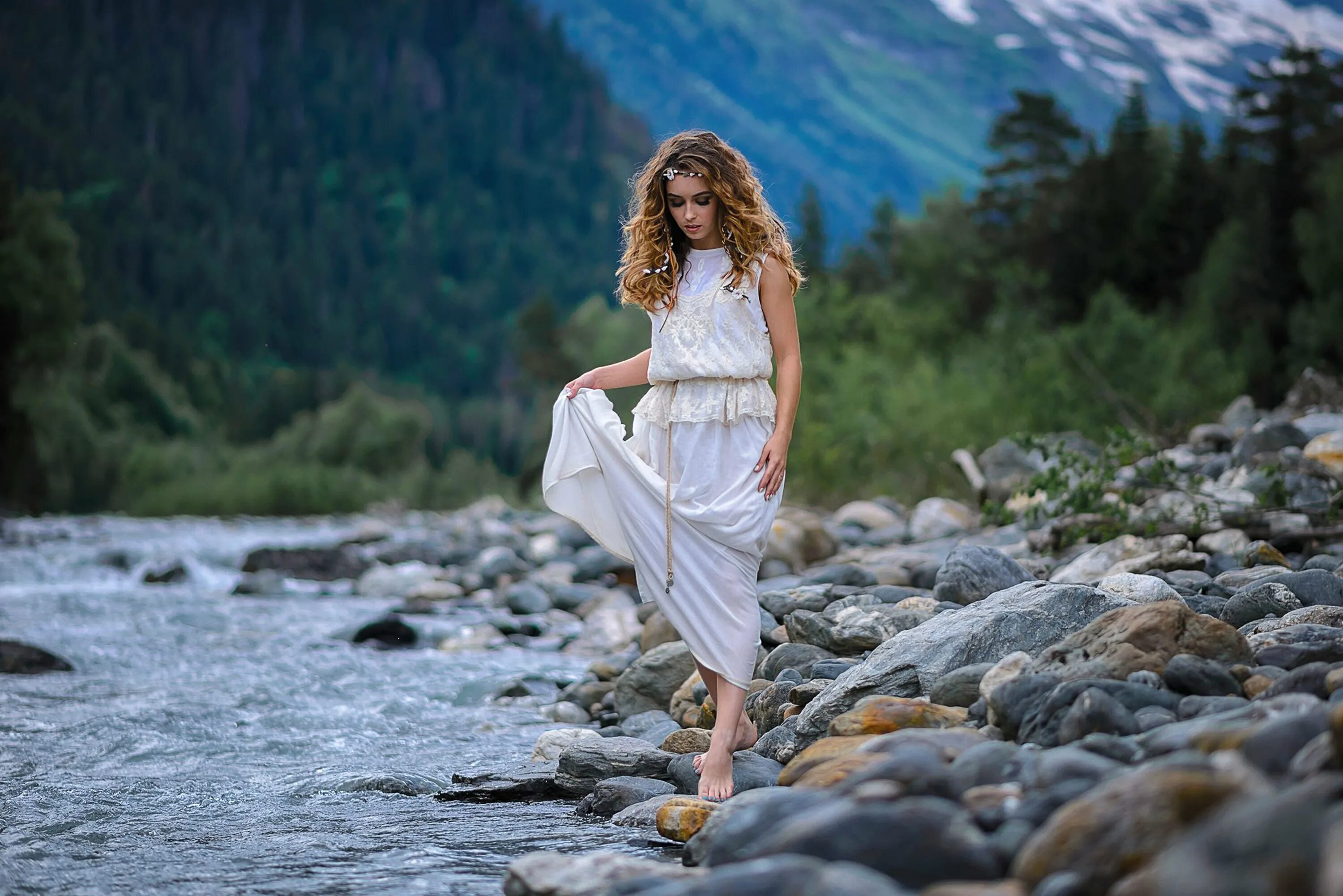 По бережку ходил. Девушка у реки. Девушка в платье босиком. Фотосессия на горной речке. Девушка в платье у реки.