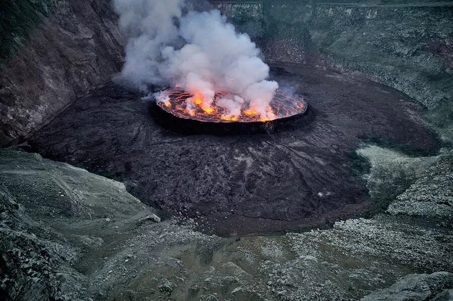 Ньирагонго лавовое озеро. Лава в жерле вулкана. Вулкан Ньирагонго извержение 2002. Вулкан кратер жерло. Кипящая земля