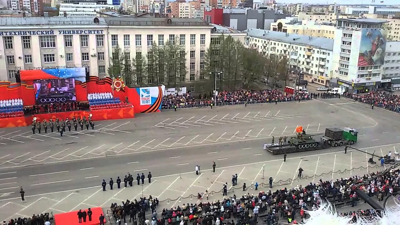 Улица 9 мая пермь. Октябрьская площадь Пермь парад Победы. Октябрьская площадь день Победы Пермь. Парад 9 мая Пермь. Парад Пермь 2022.