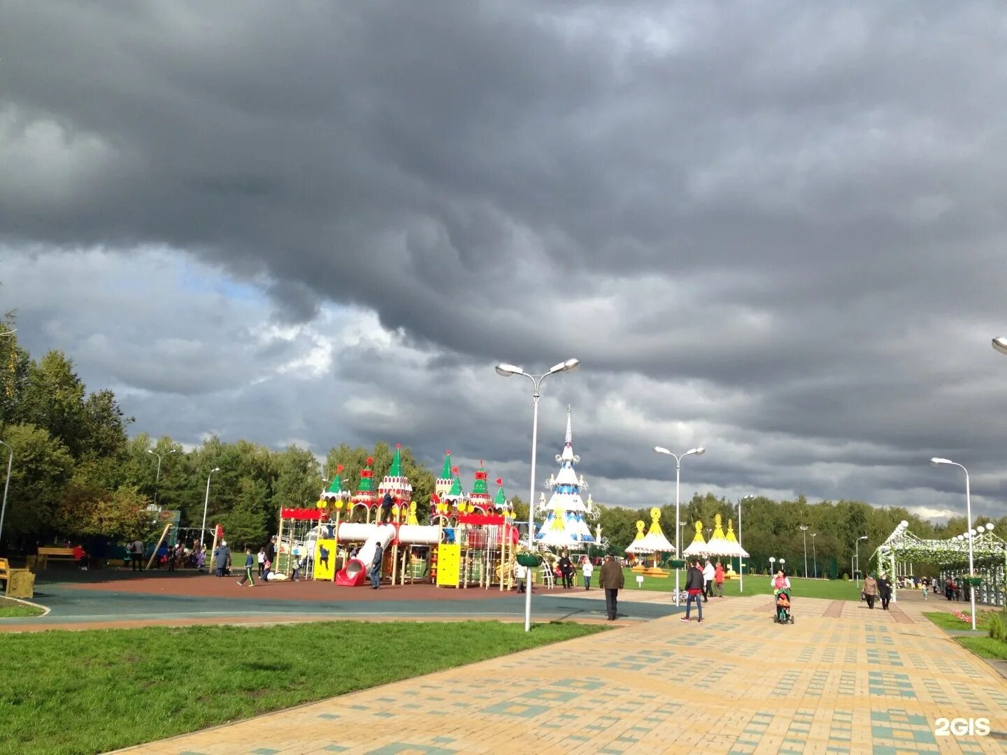 Парк аттракционов набережные. Парк Победы Набережные Челны. Парк Победы Набережные Челны аттракционы. Комсомольский парк Набережные Челны. Набережные Челны парк набережная.