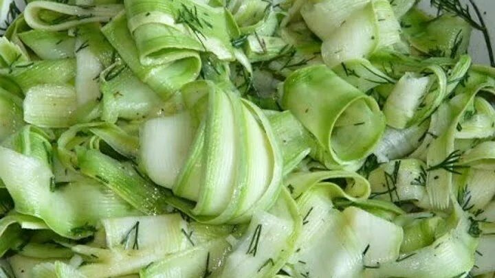Кабачки быстрого приготовления в сыром виде. Маринованные кабачки полосками. кабачки малосольные быстрого. маринованные кабачки быстрого приготовления. кабачок в полоску.