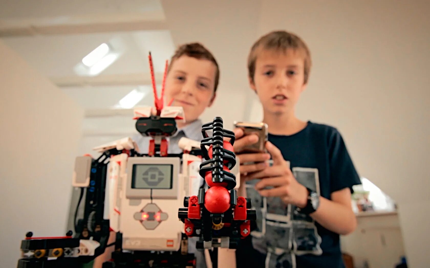 Включи как собирают роботов. Сломанный робот. Современные роботы. Маленький робот. Трансформеры оптимус прайм и бамблби.