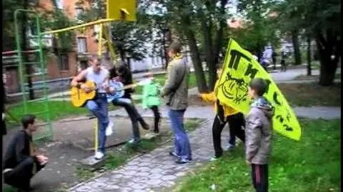 Громкая музыка во дворе