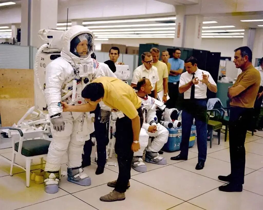 Астронавты люди. Астронавты аполлона 11. экипаж аполлона 11 на луне. apollo 11 nasa. операция аполлон 11.