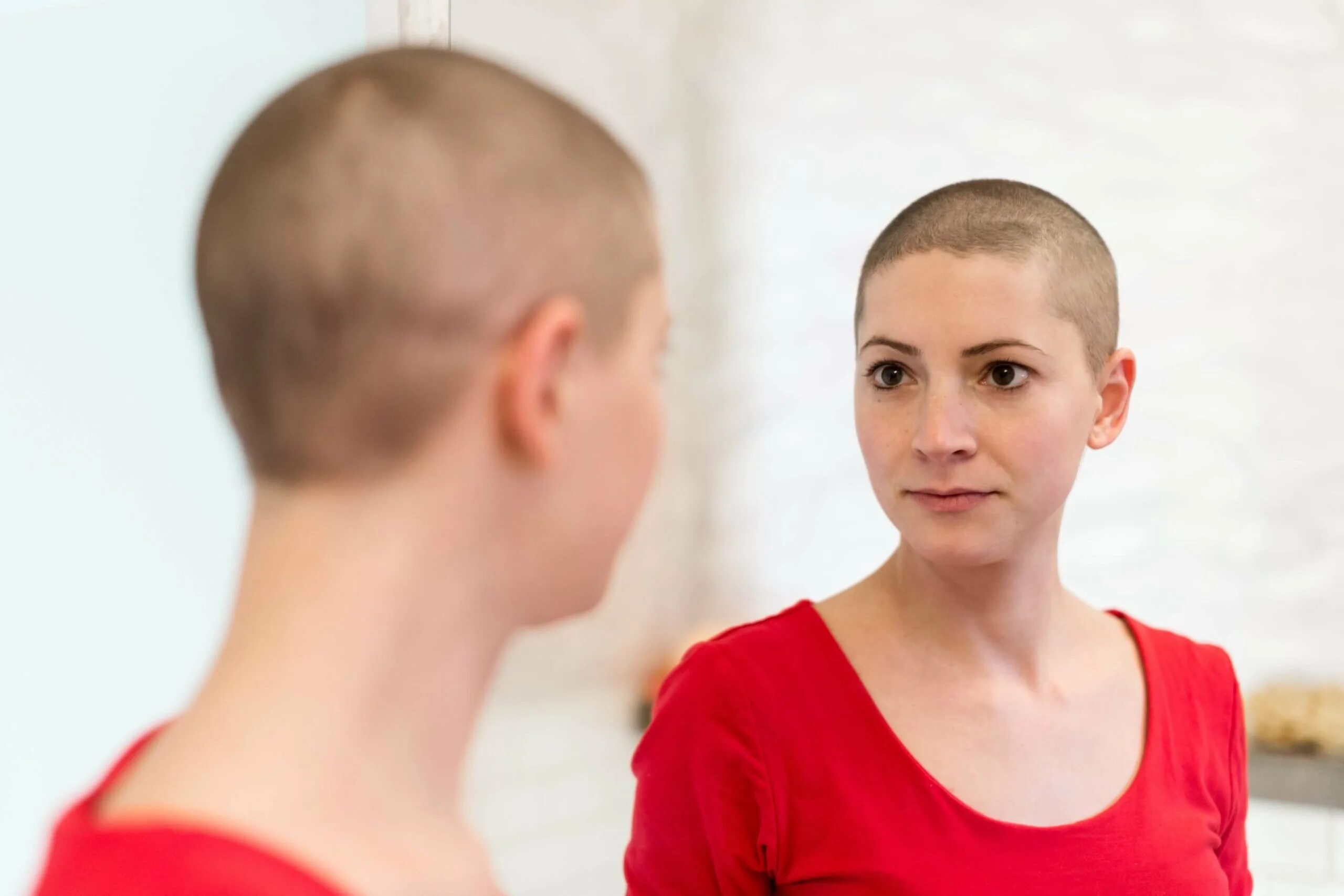 Химиотерапия рост волос. Прически после онкологии. Короткие стрижки после химиотерапии. Стрижка после химиотерапии на короткие волосы. Прическа после химиотерапии.