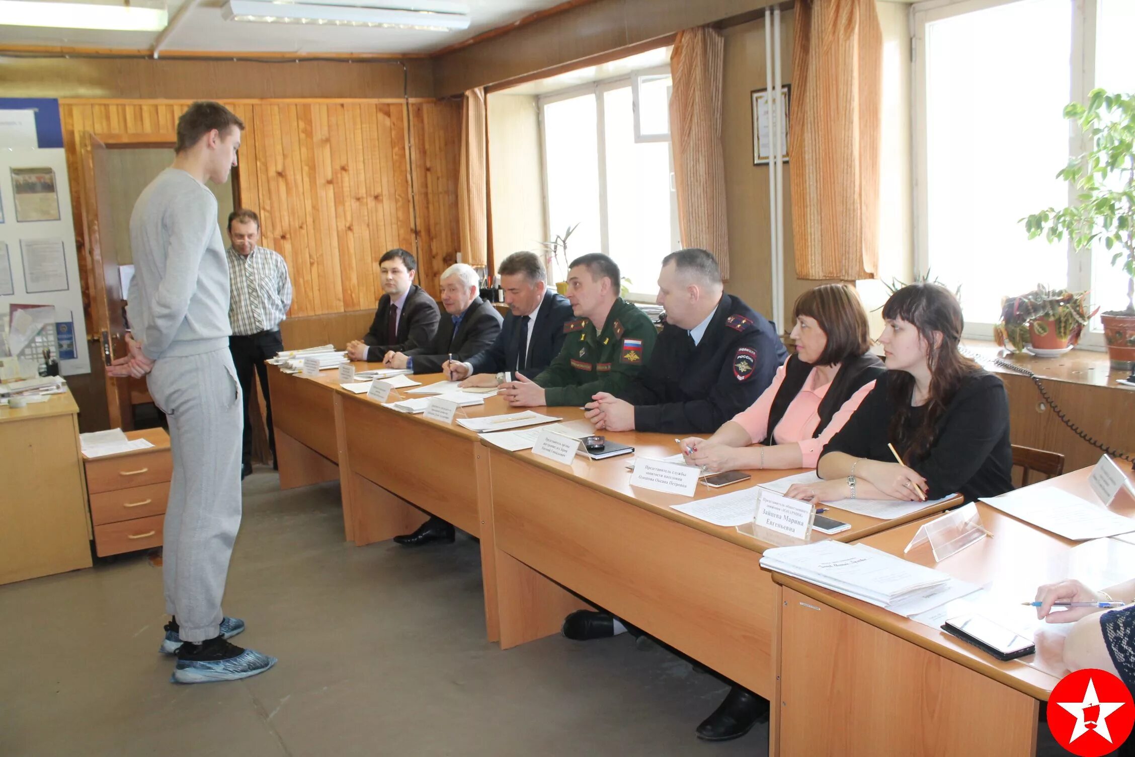 Учет в военном комиссариате. Призывная комиссия. Военная комиссия. Комиссия в военкомате. Военная призывная комиссия.