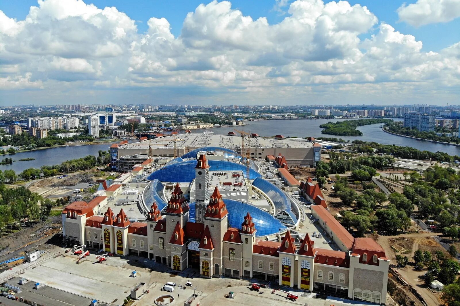 Тематический парк остров. Парк остров мечты в Москве. Диснейленд в Москве остров мечты. Остров мечты в Нагатинской пойме. Парк Нагатинская Пойма Москва.