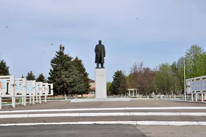 Площадь маркса город. Маркс площадь города. памятники в марксе саратовской области. памятник ленина город маркс.
