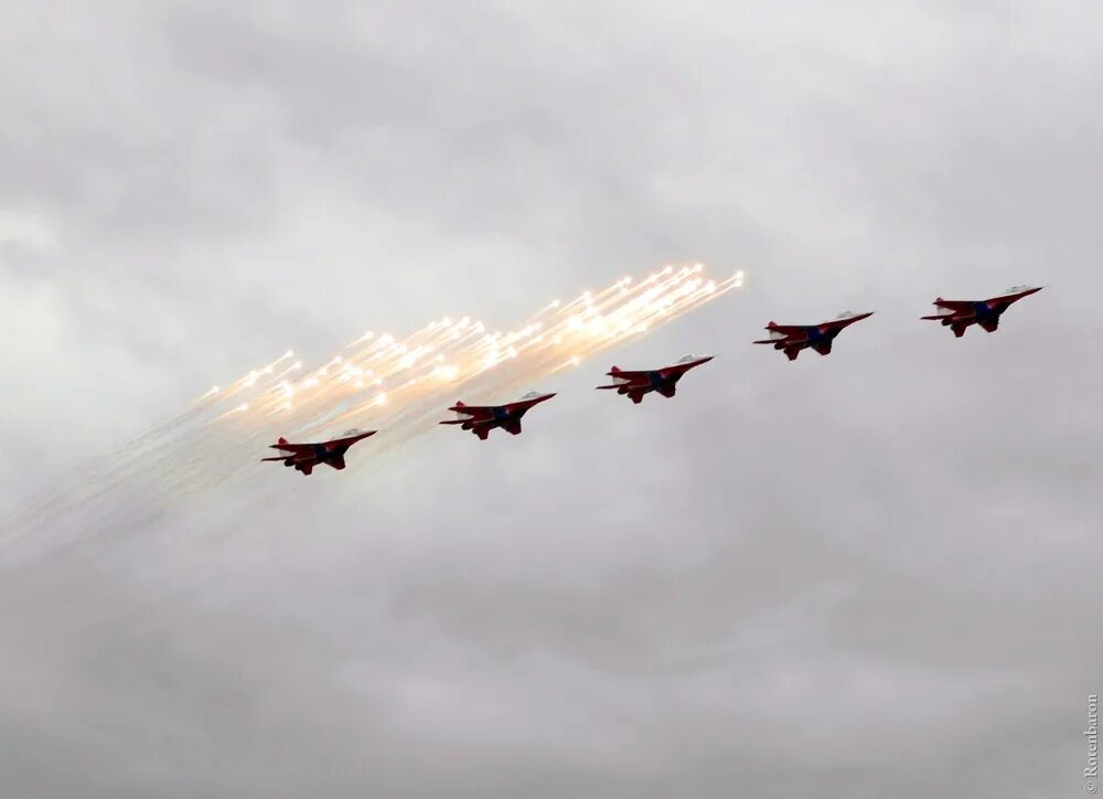 Военные самолеты в небе. Истребитель в небе. Военные самолёты над Подольском. Военные самолёты над Череповцом.