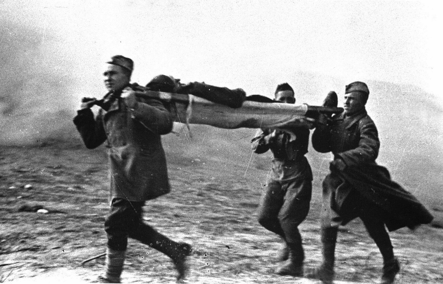 Спасение раненого. Раненые солдаты великой отечественной войны. санитары в великую отечественную войну. солдаты несут раненого на носилках.