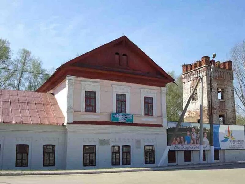 Аллея героев менделеевск. Краеведческий музей кукмор. Краеведческий музей менделеевск фото. Музей заповедник менделеева. Краеведческий музей менделеевск.