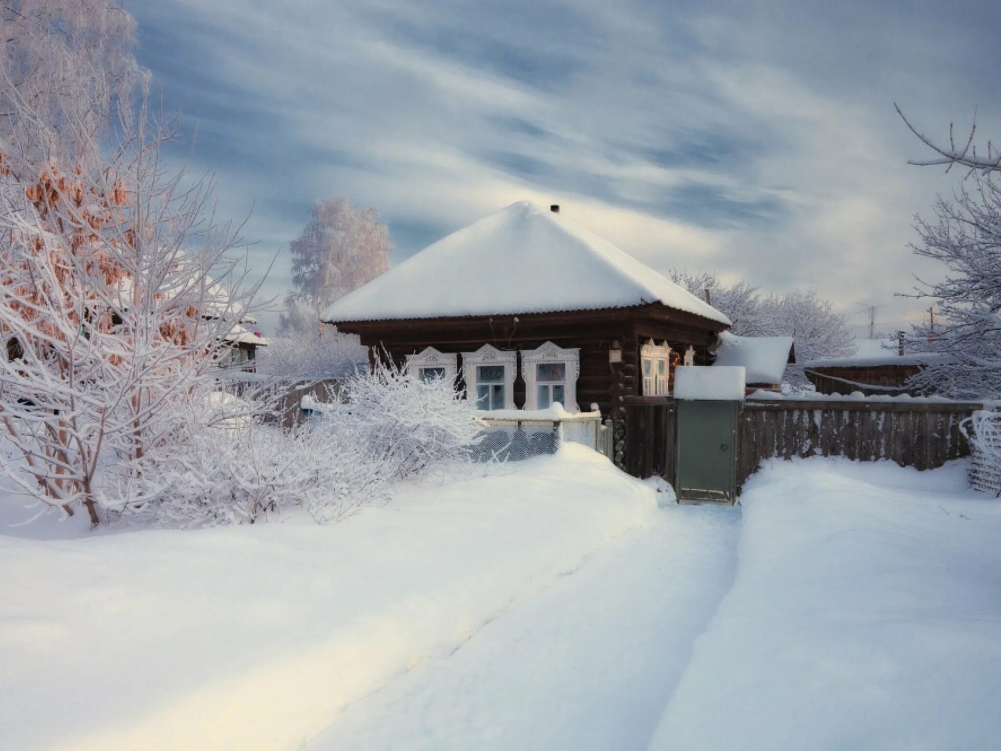 Сяду в сугроб. Зима в деревне. Зимняя деревня. Заснеженный двор в деревне. Деревенский домик в снегу.