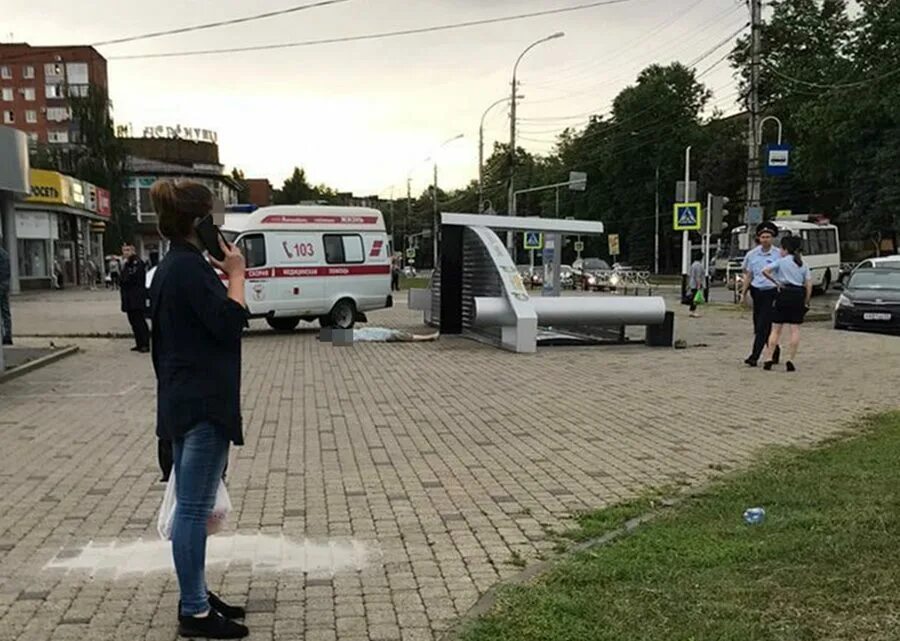 Мужчина упал на остановке. Люди на остановке. Остановка Майкоп. Пенсионерки на остановке. Люди на остановке фото.