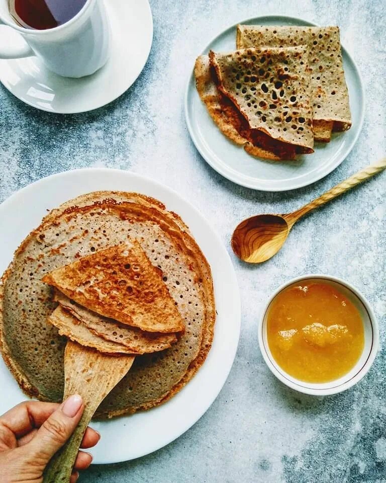 Гречневые блины пп. Блины с гречневой мукой на кефире. Блины из гречишной муки. Старинные рецепты блинов на масленицу. Блины из гречневой муки.