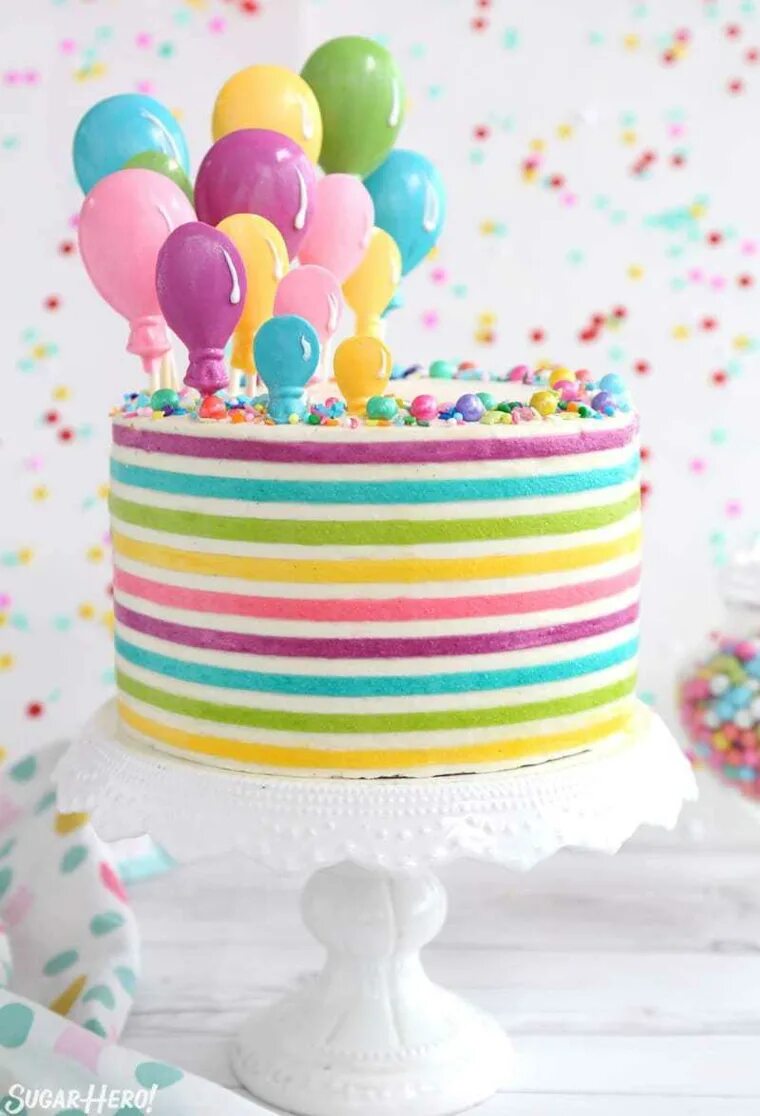 Торт с воздушными шарами. Торт с декором воздушные шарики. Тортик с шариками. Радужный торт с воздушными шарами. Торт с радужными шариками.