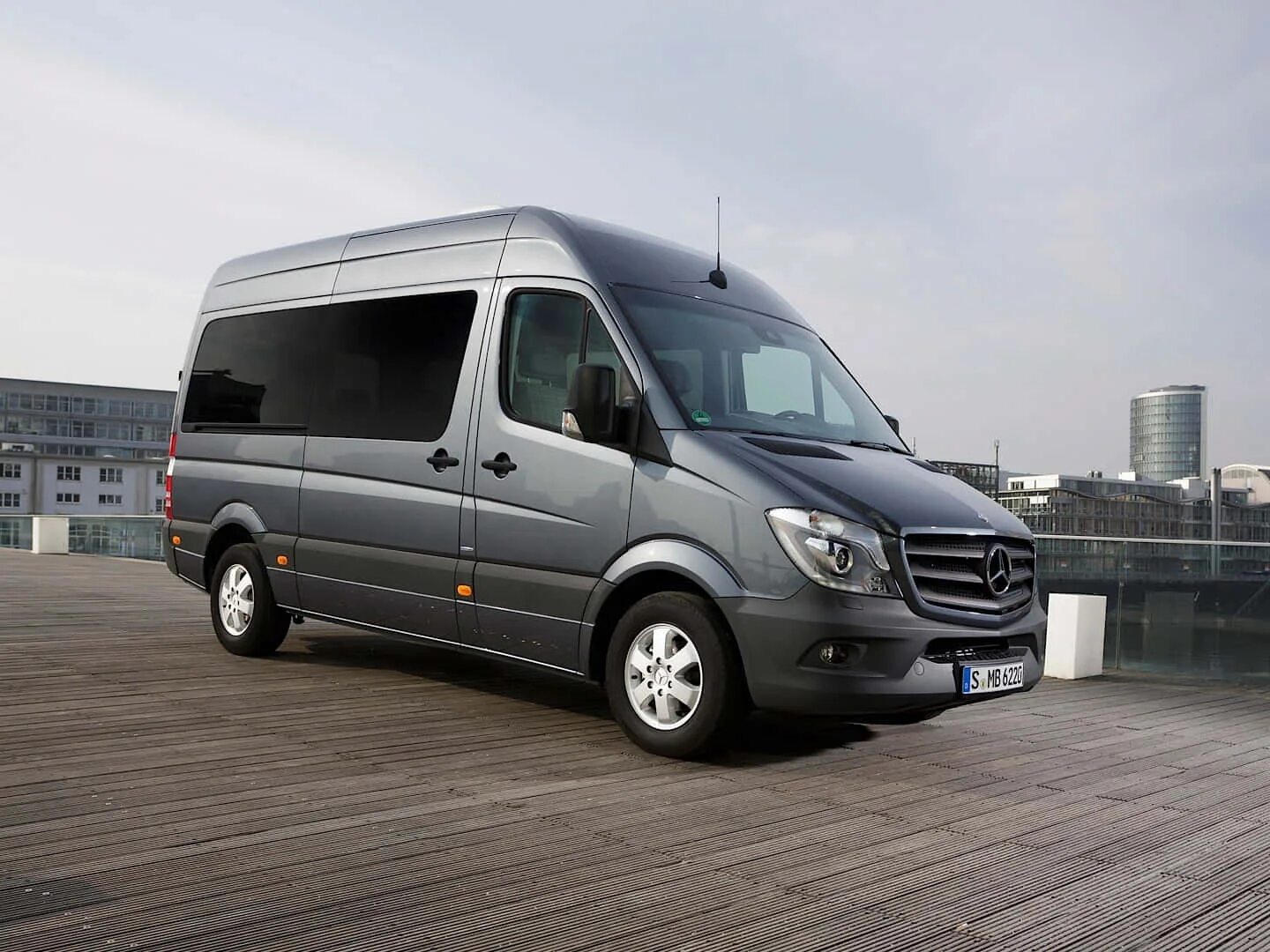 Mercedes minibus. Mercedes minibus. Mercedes 75. Mercedes benz sprinter 2020 микроавтобус. Микроавтобус мерседес спринтер.
