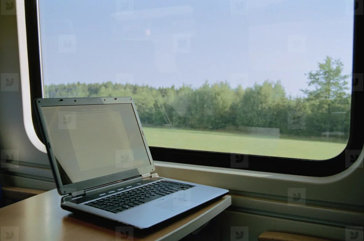 Лучший интернет в поезд. Ноутбук в поезде. Ноутбук в электричке. Ноутбук поезд окно. Интернет в поезде.