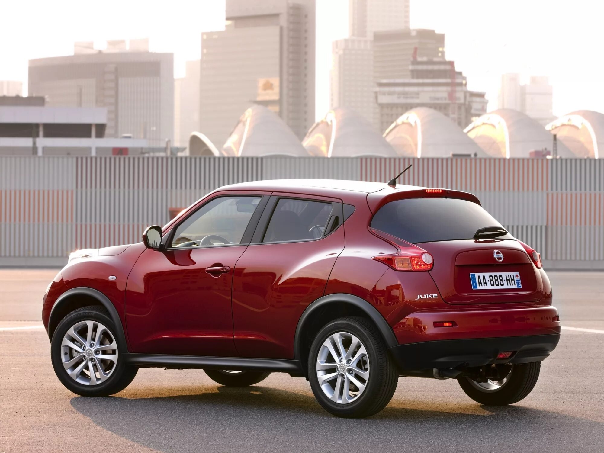 Кроссоверы с коробкой автомат. Nissan Juke 1. Nissan Juke 2010. Ниссан Джук 2010. Nissan Juke 3 дверный.