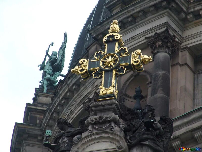 Cross on the dome of basilica of saint peter free image download