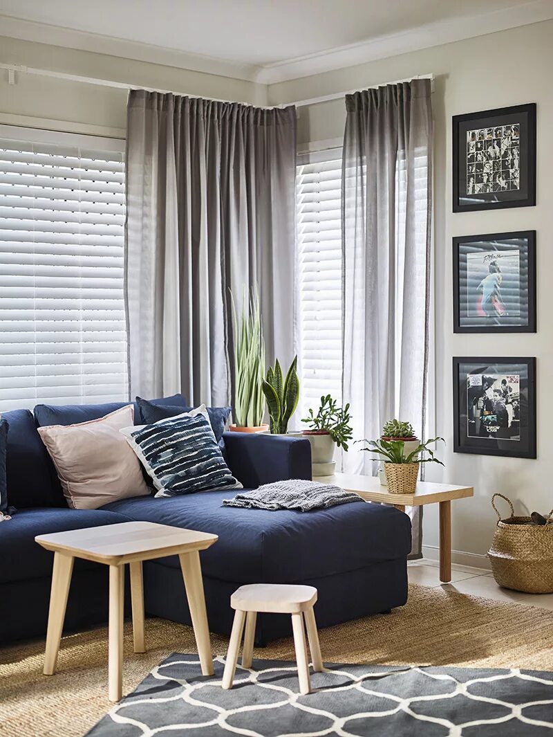 шторы в серую гостиную в современном стиле. шторы под диван. диван в интерьере. синие шторы в интерьере гостиной. шторы в серую гостиную в современном стиле.