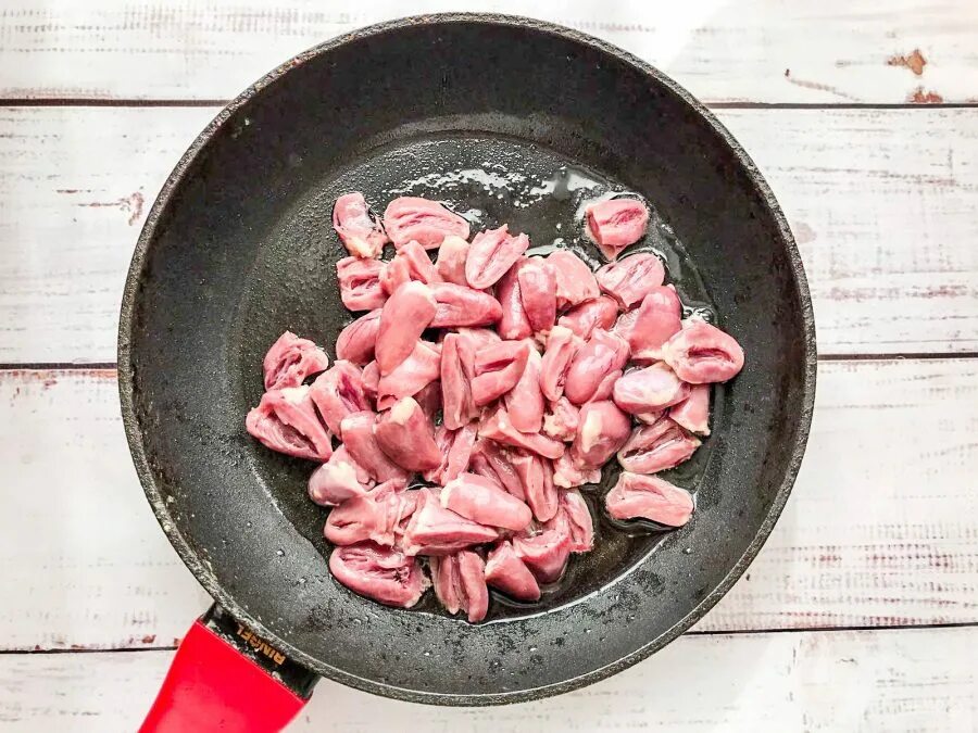 Сколько готовить сердечки на сковороде. Сковородка сердце. куриные сердечки с грудинкой. сердечки с чечевицей. чечевица с куриными сердечками.