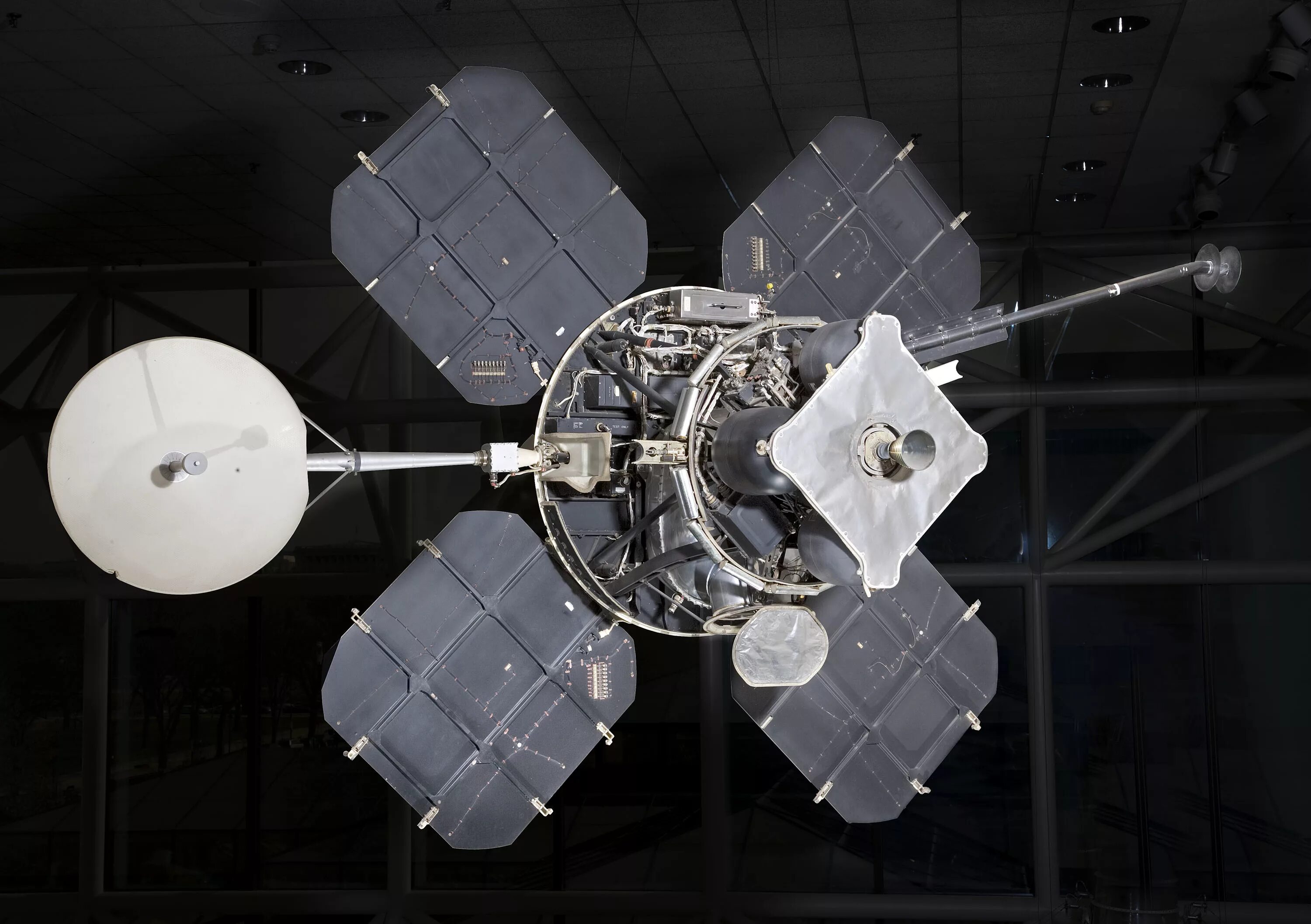 Как называется самый большой космический аппарат. Космический аппарат Лунар Орбитер. Лунар Орбитер 1-5. Космический аппарат Стерх 2. Французские космические аппараты.