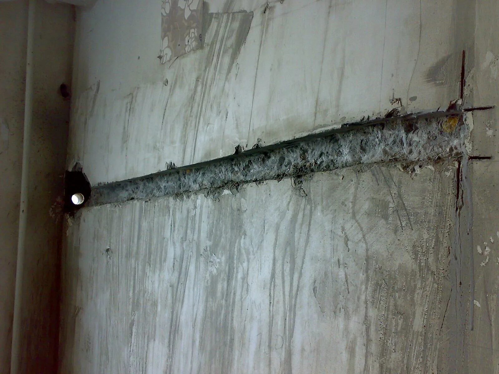 Штробление бетонной стены п44. Штробление канала под кабель. Штробы под электропроводку в газобетоне. Штробить стены под проводку в панельном доме.