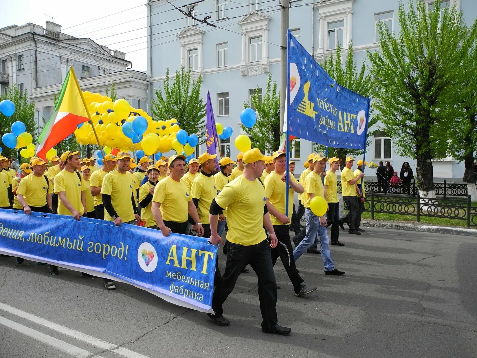 Украшение колонны на 1 мая. День города хабаровск. Шествие на дне города. Праздничное шествие на день города. Шествие на дне города.