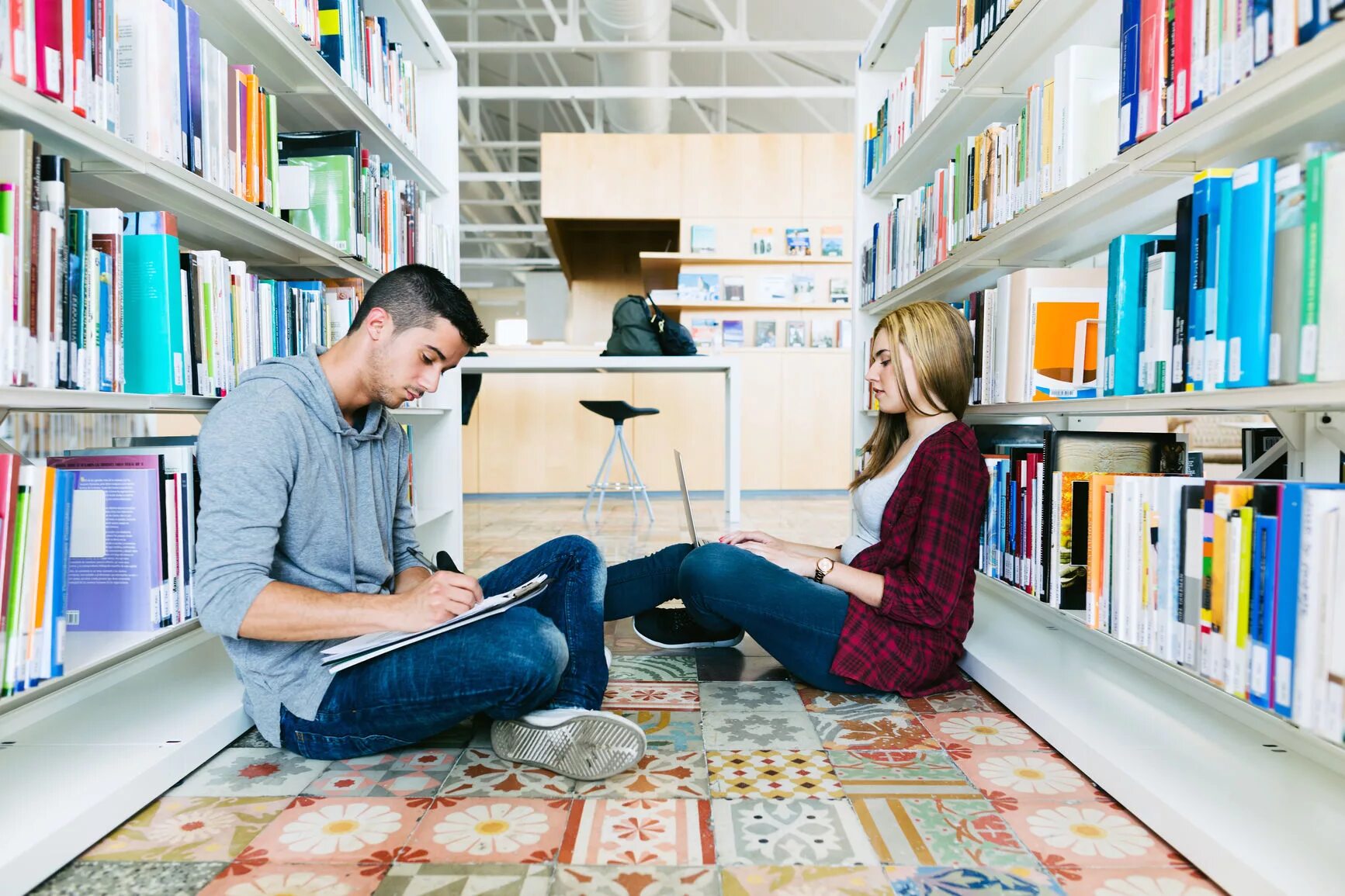 Best student ever. Люди в библиотеке. Друзья в университете. Библиотека люди годы жизнь. Люди библиотека навыков.
