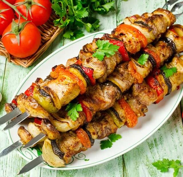 Рецепт шашлыка из свинины с помидорами. Шашлык. шашлык на шампуре. шашлык из свинины. овощные шашлычки.