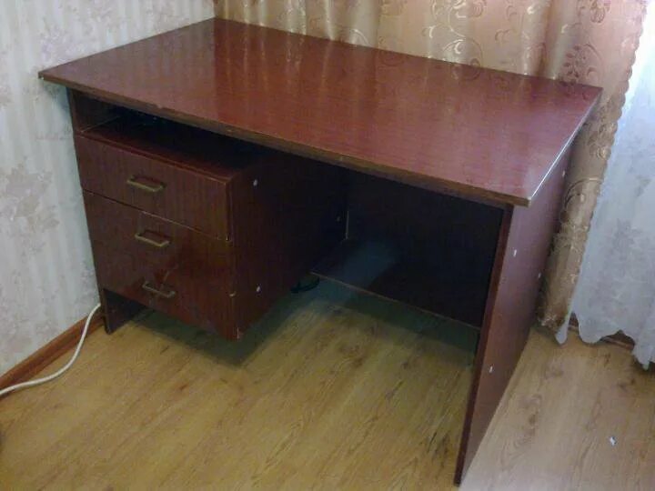 Советский письменный стол. Письменный стол полированный. Старый Советский письменный стол. Советский стол с ящиками.