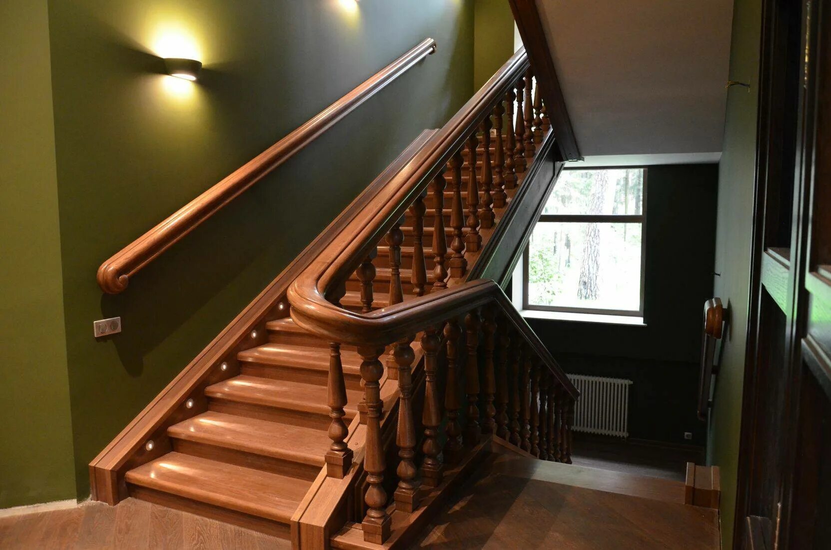 Деревянная лестница. Лестница из массива дерева. Красивые деревянные лестницы. Лестница из дуба. Купить лестницу из дуба