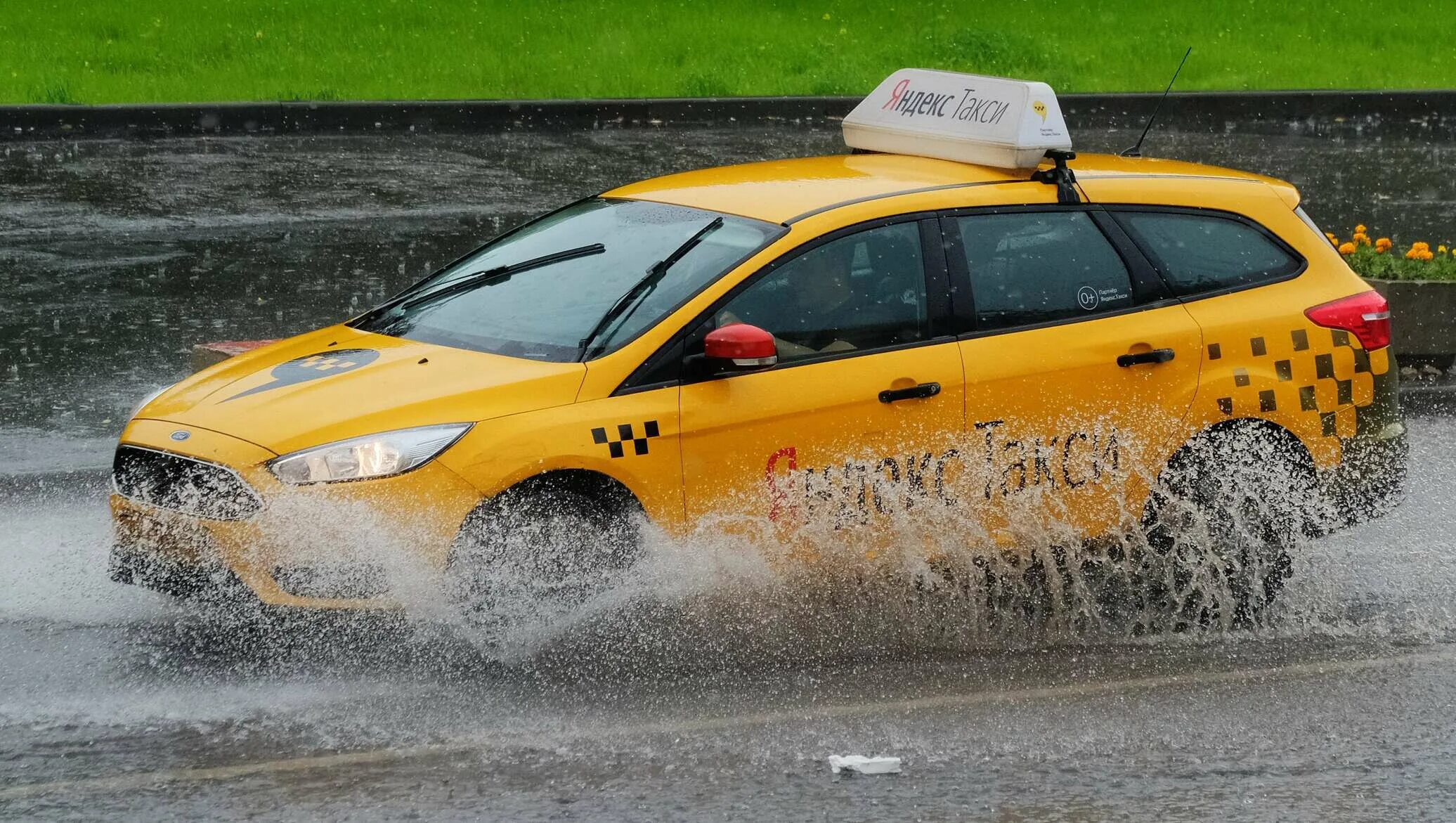Машина "такси". Автомобиль «такси». Машина такси в дороге. Такси лето.