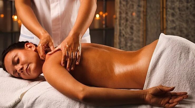 Married woman massage. Русский спа массаж. Грудной массаж женщин. Массаж грудной клетки женщине. Релакс массаж.