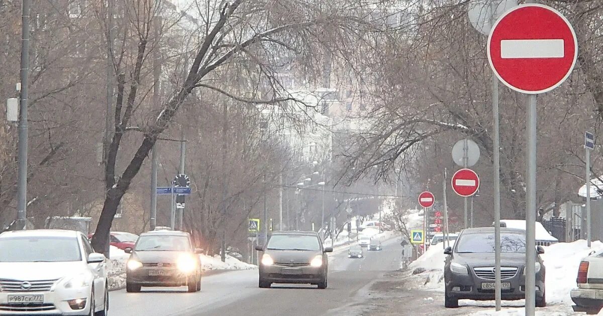 Штраф за движение под кирпич. Одностороннее движение штраф. Знак кирпич на одностороннем движении. Кирпич с односторонним движением штраф.