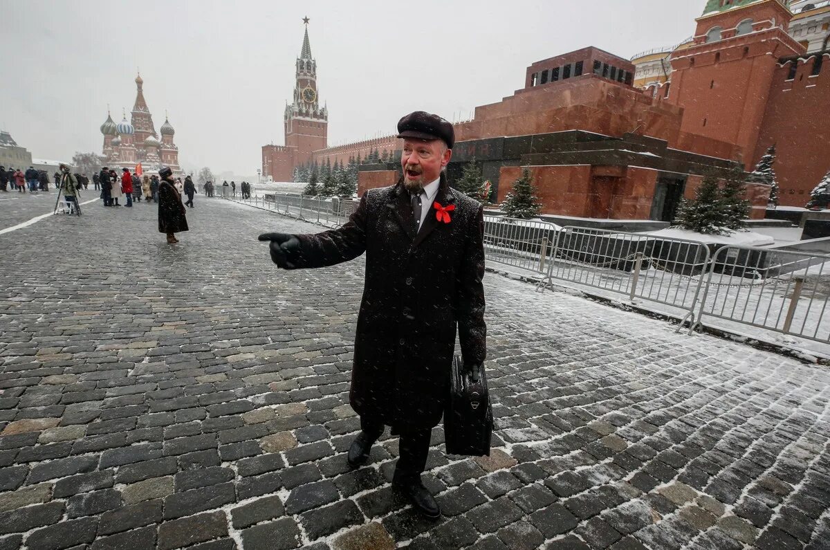 И стоял народ и смотрел. Ленин на красной площади в мавзолее. 1) Мавзолей в. и. Ленина на красной площади.